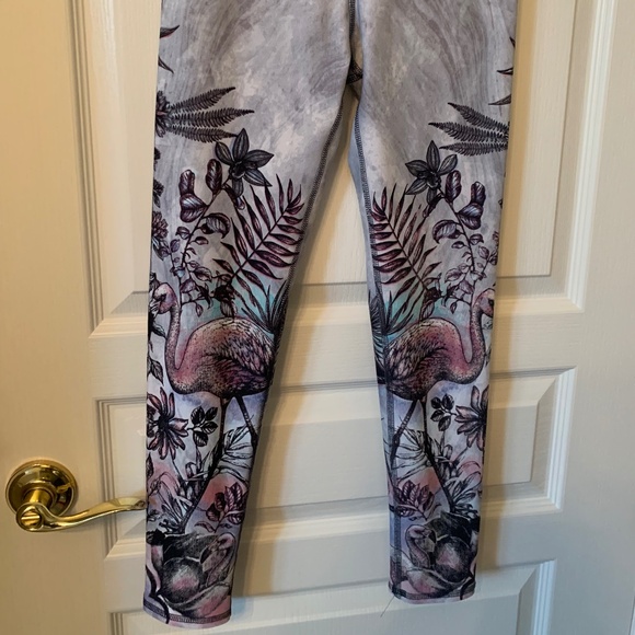 YOGA/WORKOUT  PANTS - IN EXCELLENT CONDITION- FLATTERING DESIGN- size S/XS - Picture 5 of 5